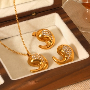 Parure de bijoux goutte dorée avec collier et boucles d'oreilles en zircon