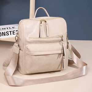 Detailansicht des cremeweißen PU-Lederrucksacks mit Doppelreißverschluss und breiten Gurten