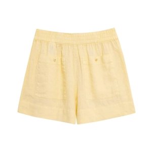 Détail d'un short en lin jaune clair avec taille élastique et poches arrière boutonnées