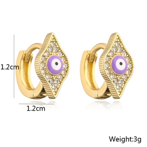 Detail view of mini evil eye gold hoop earrings with size 1.2cm and weight 3g markers