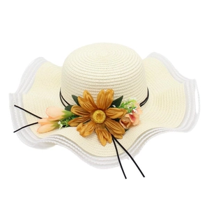 Détail d'un chapeau de paille avec fleur de tournesol et bord ondulé pour femme