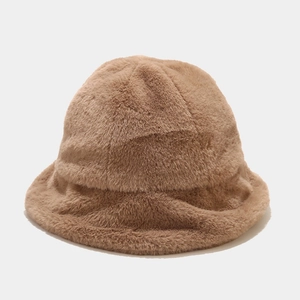 Gros plan d'un chapeau cloche en peluche camel avec texture douce en fausse fourrure