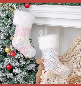 Detail eines rosa Meerjungfrauen-Weihnachtsstrumpfs mit Kunstpelz an einem Tannenbaum