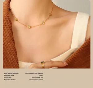 Dettaglio collana margherita placcata oro 18K e anello con gemma verde in acciaio titanio