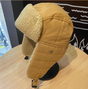 Dettaglio del cappello da aviatore invernale con spessa fodera in lana e cinturino regolabile