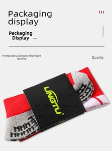 Nahaufnahme von Profi-Fußballsocken mit rutschfesten Noppen und verstärkter Ferse