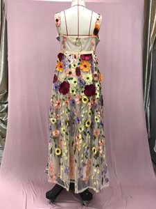 Détail de broderie florale 3D et appliques colorées sur robe sans manches en tulle beige