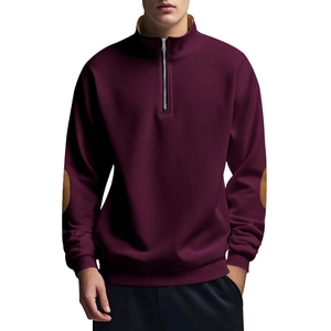 Dettaglio del pullover bordeaux con mezza zip e toppe marroni sui gomiti in maglia