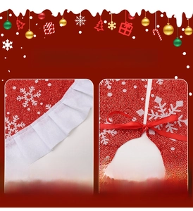Détail du tapis de sapin de Noël rouge avec motifs flocons et rubans de fixation