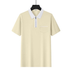 Detailansicht beige Polohemd mit weißem Kragen, Reißverschluss und Brusttasche