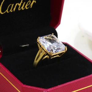 Anello vintage in acciaio inossidabile con grande zircone rosso e scatola esagonale