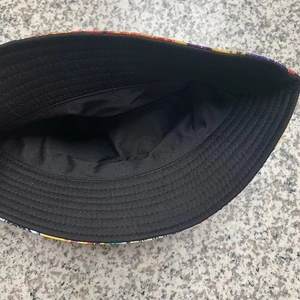 Wendbarer Fischerhut mit bedrucktem Design und robustem schwarzen Twill-Innenfutter