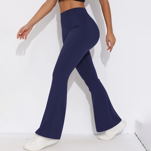 Detailansicht der dunkelblauen Yoga-Schlaghose mit hoher Taille und V-Ausschnitt