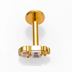 Vue détaillée d'une boucle d'oreille en titane G23 doré avec zircon et filetage