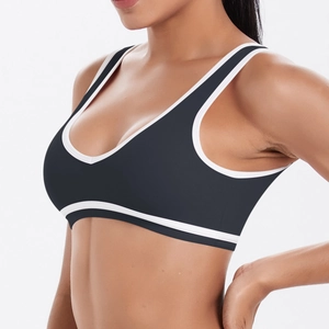 Détail du soutien-gorge de sport noir avec liseré blanc et tissu athlétique sans couture