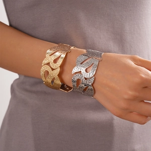 Bracciale rigido geometrico a fiori traforati in finitura oro e argento lucido
