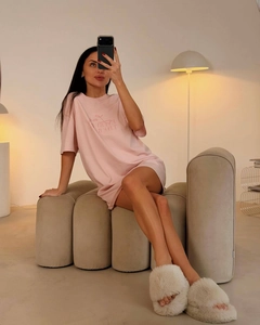 T-shirt rose oversize en coton avec imprimé lettres dans un cadre moderne d'intérieur