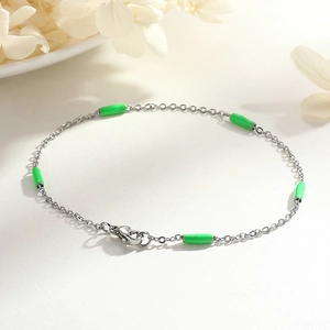 Détail du bracelet chaîne en acier inoxydable argenté avec accents en émail vert