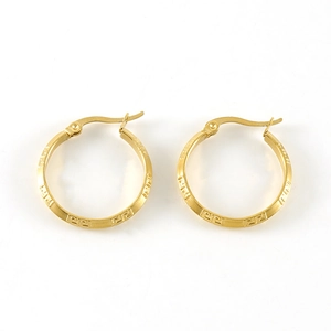 Boucles d'oreilles créoles minimalistes en titane 18K avec motif grec gravé sur fond blanc