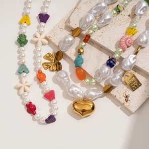 Collier baroque bohème en perles turquoise colorées et pendentif fleur coeur en acier