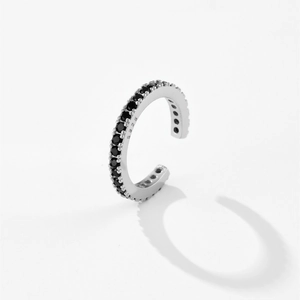 Manchette d'oreille en argent S925 avec zircons noirs sur fond blanc pur et net
