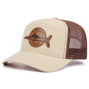 Detail einer beige-braunen Trucker-Cap mit Lederaufnäher für Outdoor-Angeln