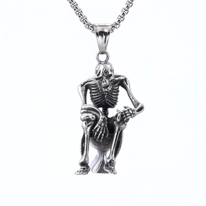 Pendentif tête de mort sur toilettes en argent antique avec chaîne métallique texturée