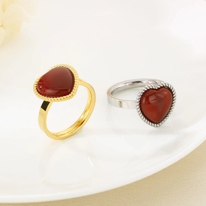 Set di anelli con cuore in agata rossa e finiture in oro 18 carati e argento lucido