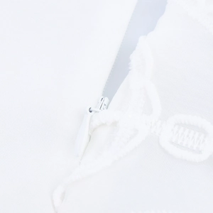 Robe blanche de style français à manches bouffantes et dentelle avec fermeture invisible