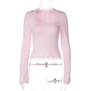 Dettaglio maglia rosa a maniche lunghe con delicato bordo in pizzo su scollo e polsini