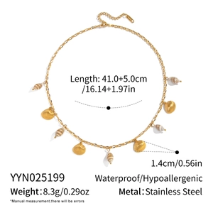 Détails du collier coquillage en acier plaqué or 18K avec dimensions et spécifications