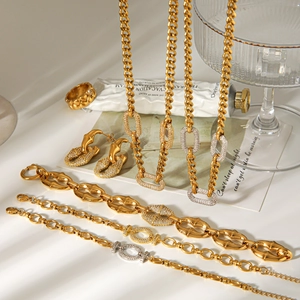 Detailansicht von zweifarbigem Edelstahlschmuckset in Gold und Silber mit Pavé-Steinen