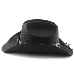 Détail d'un chapeau de cowboy noir avec bandeau en cuir marron et rivets fleurs blanches