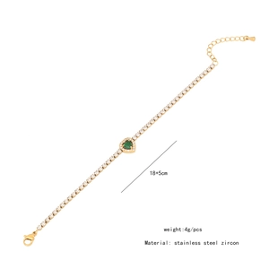 Détail macro du bracelet tennis coeur émeraude avec taille 18+5cm et poids de 4g