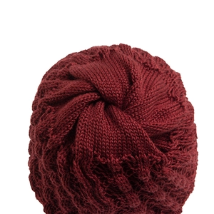 Bonnet en tricot rouge foncé pour femmes et hommes avec détail de nœud au sommet