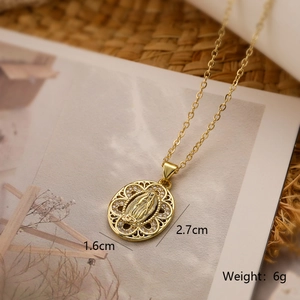 Dettagli del ciondolo Vergine Maria placcato oro 18K con dimensioni 1,6x2,7cm e peso 6g