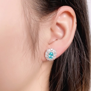 Orecchino a perno in argento 925 con pietra blu ovale e design halo radiante