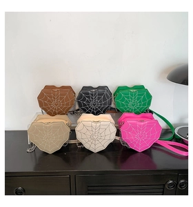 Detalle de bolsos con forma de corazón en seis colores con costuras estilo tela de araña