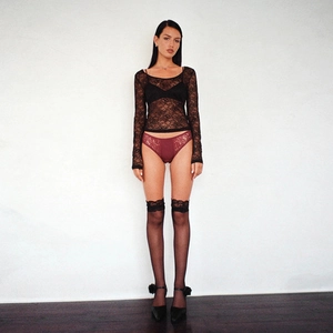 Vue complète du haut sexy en dentelle noire et culotte bordeaux avec bas en dentelle