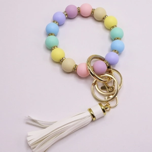 Details des bunten Silikonperlen-Armbands mit goldenen Strass-Zwischenringen und Quaste