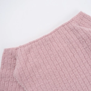 Détail de la maille rose poudré style mohair avec texture duveteuse et côtes verticales