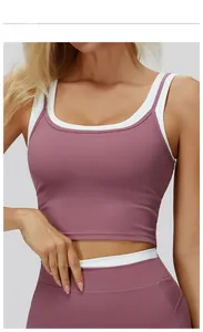 Detail eines zweiteiligen Yoga-Tops mit lila Stretchstoff über weißem geripptem Innen-BH