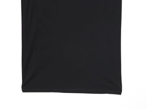 Detalle de la costura de doble aguja en el dobladillo de un vestido de punto negro