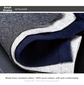 Makrodetail der atmungsaktiven 100% gekämmten Baumwolle einer blau-grauen Beanie