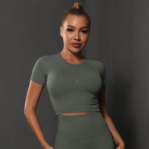 Gros plan du haut de yoga sans couture vert olive montrant la texture en tricot respirant