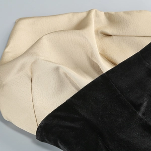 Détail du contraste entre le simili cuir crème et la texture du velours noir