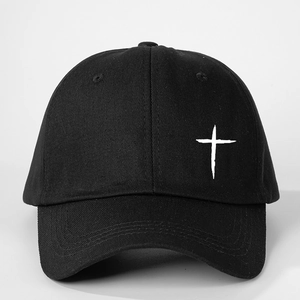Dettaglio cappello da baseball in cotone nero con stampa a croce e visiera curva