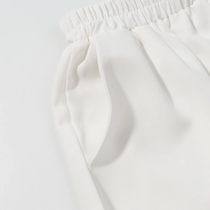 Détail du short blanc décontracté avec taille élastique et poches latérales pratiques