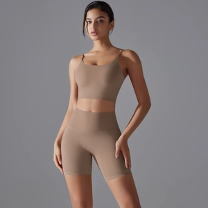 Dettaglio dei pantaloncini sportivi a vita alta senza cuciture e top yoga marrone