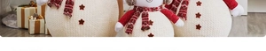 Trois bonhommes de neige de Noël en peluche rouge avec boîtes cadeaux festives